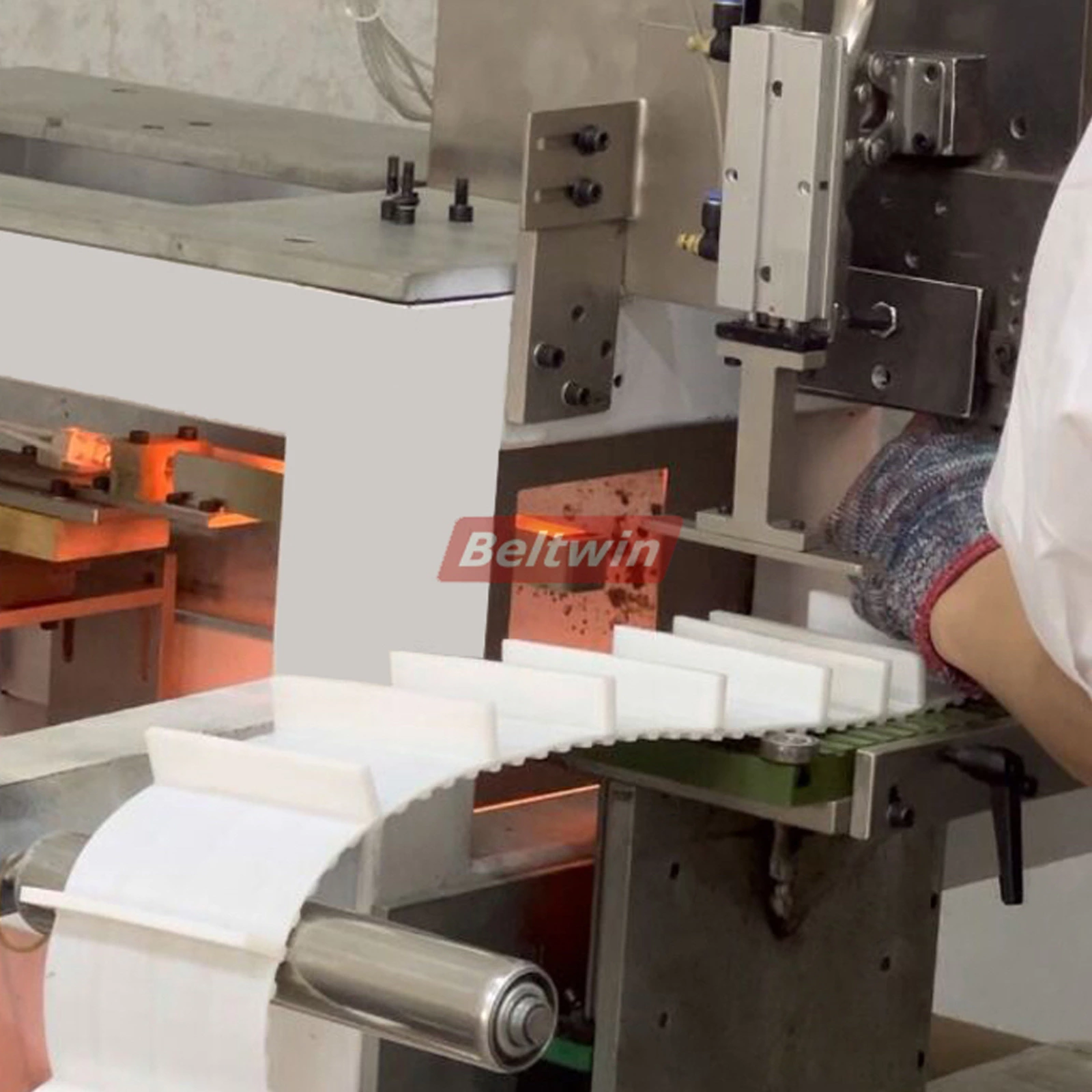 Machine de soudage de taquets de courroie de distribution QC100T