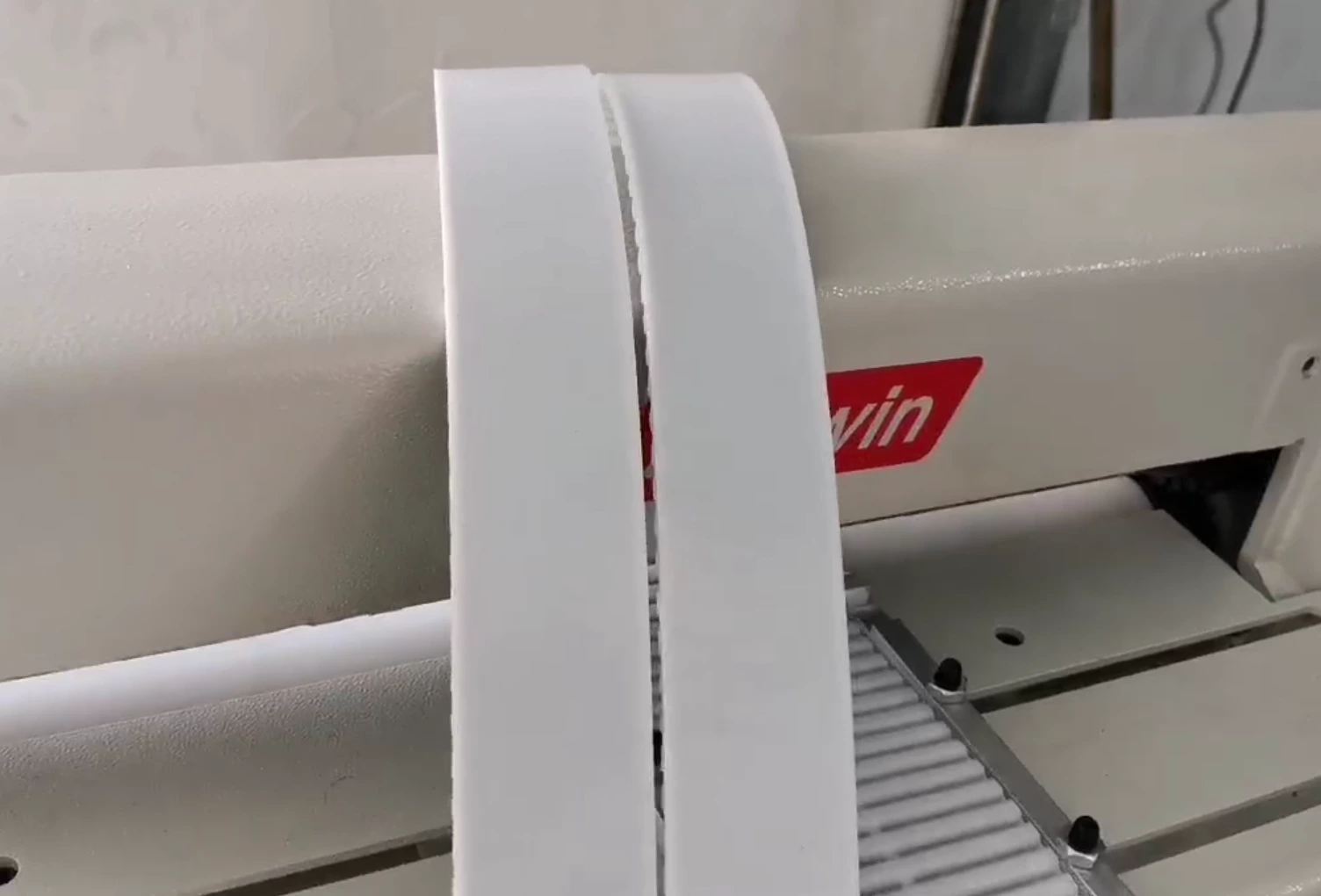 Machine de découpe de courroies de distribution CB500