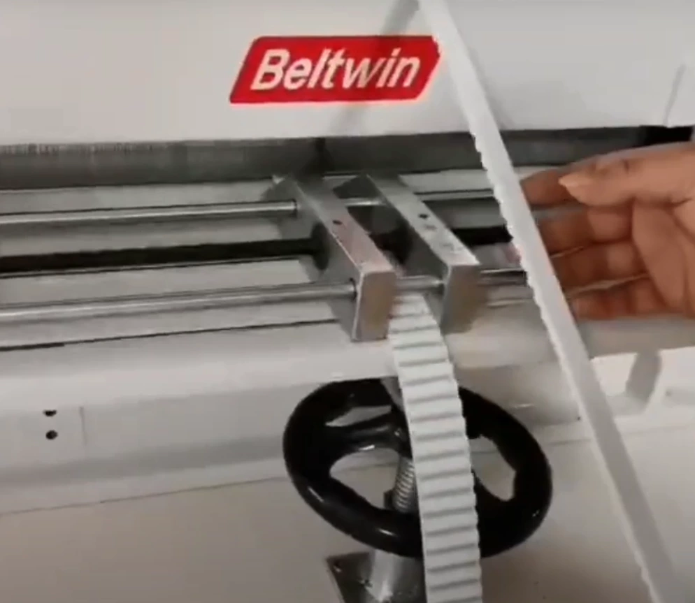 Machine de découpe de courroies de distribution CB500