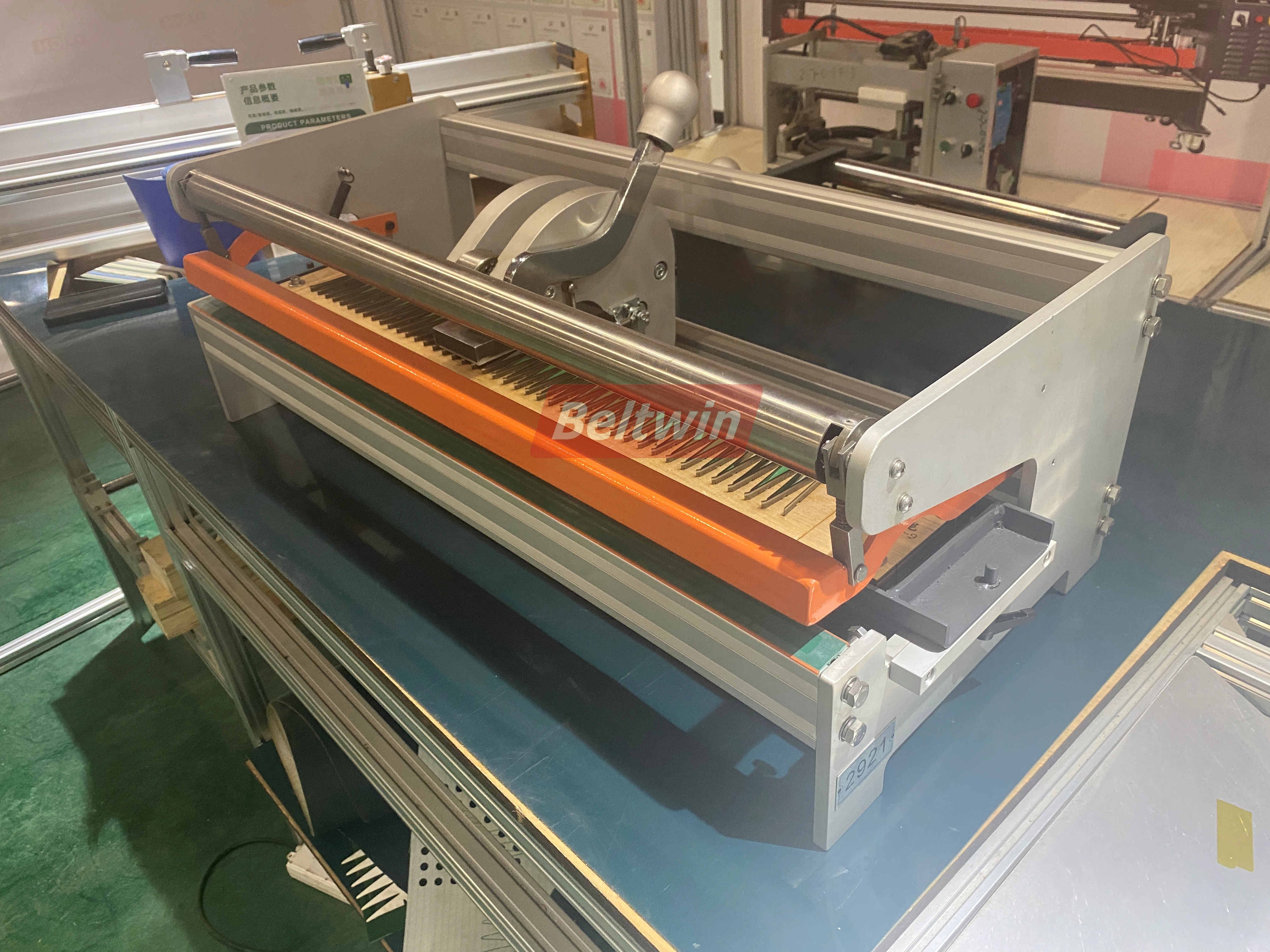 Perforateur manuel pour courroies en PVC et PU de type léger