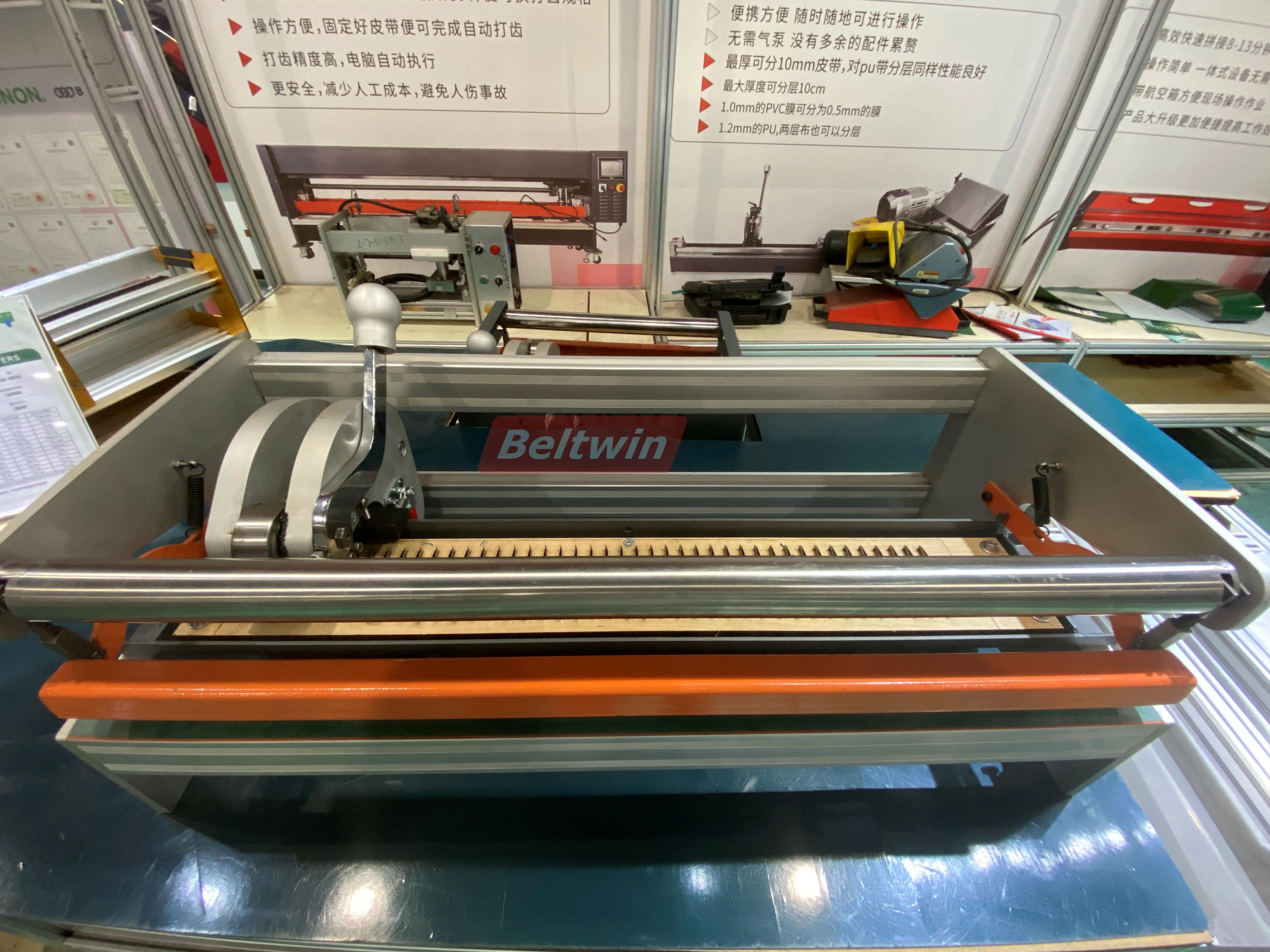 Perforateur manuel pour courroies en PVC et PU de type léger