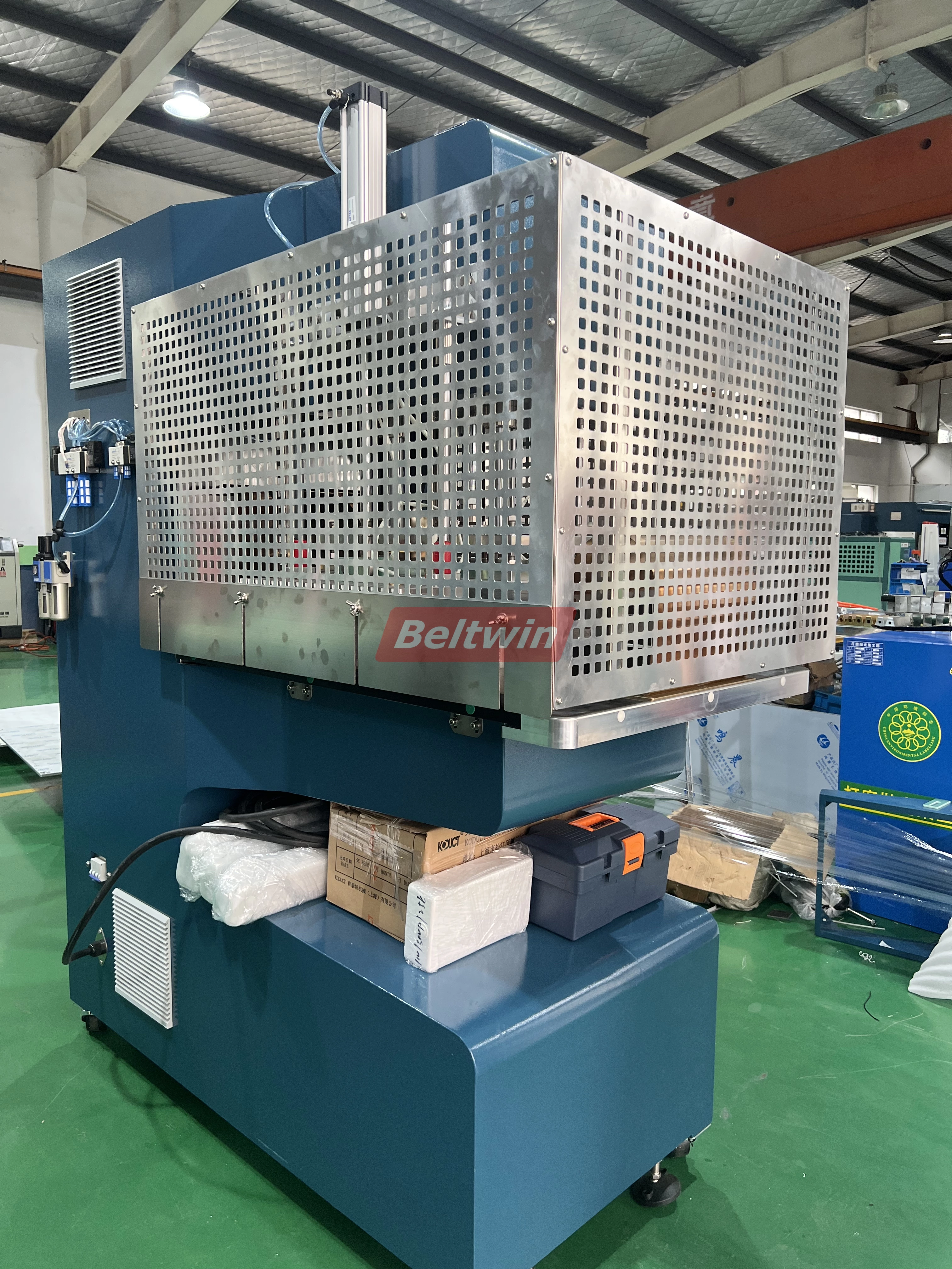 Machine de soudage haute fréquence QA-2000 pour taquets de courroie en PVC/PU, guide en V et paroi latérale