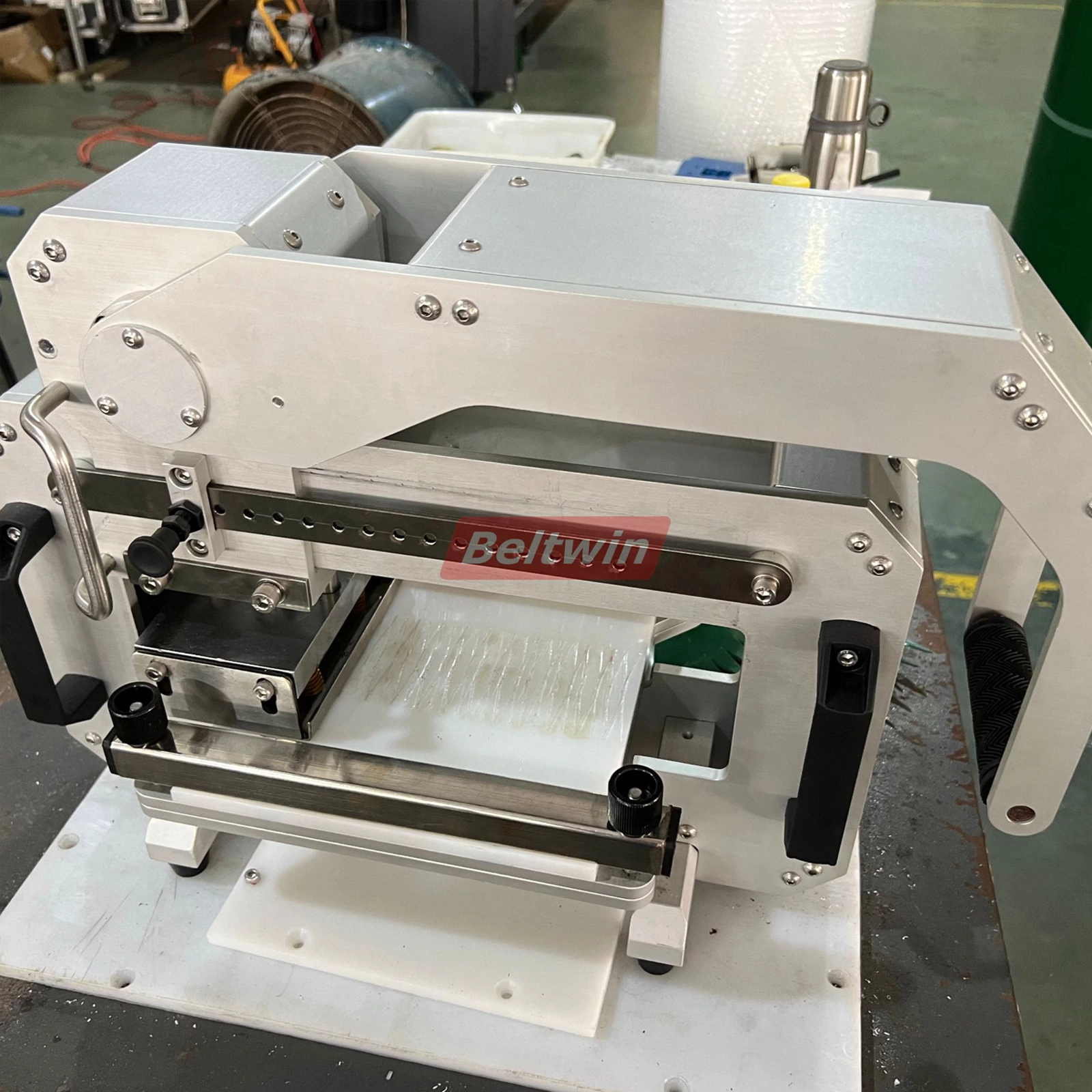 Machine de poinçonnage de courroies de distribution