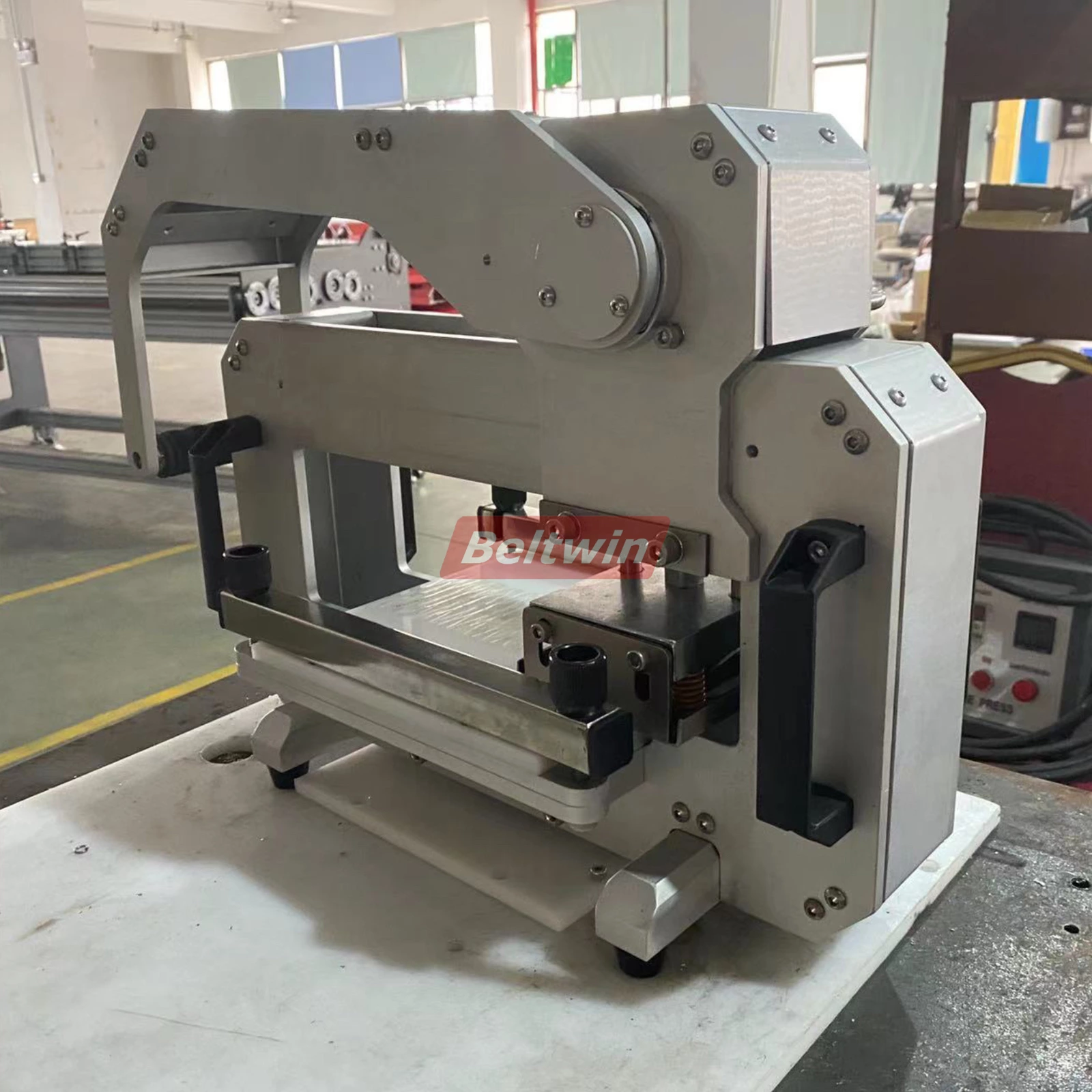 Machine de poinçonnage de courroies de distribution