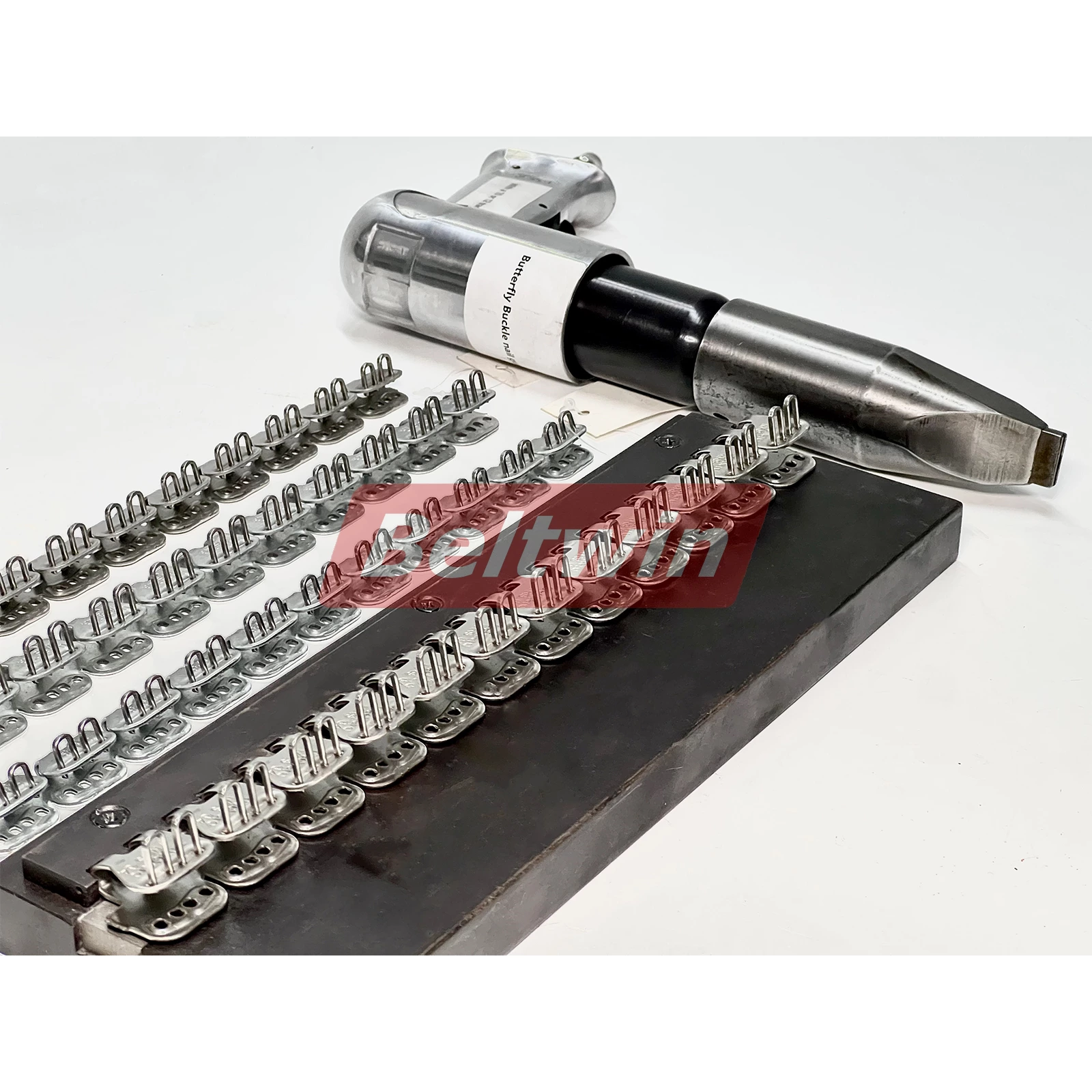 Machine à lacer les rouleaux pneumatiques