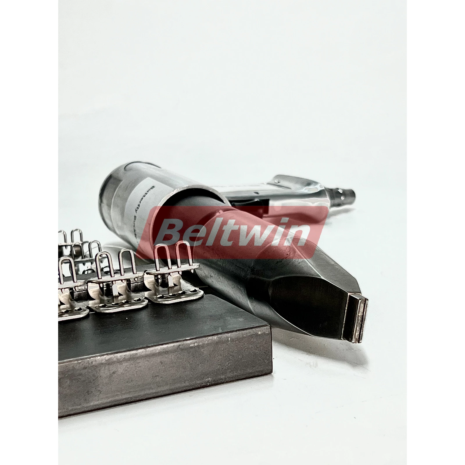 Machine à lacer les rouleaux pneumatiques