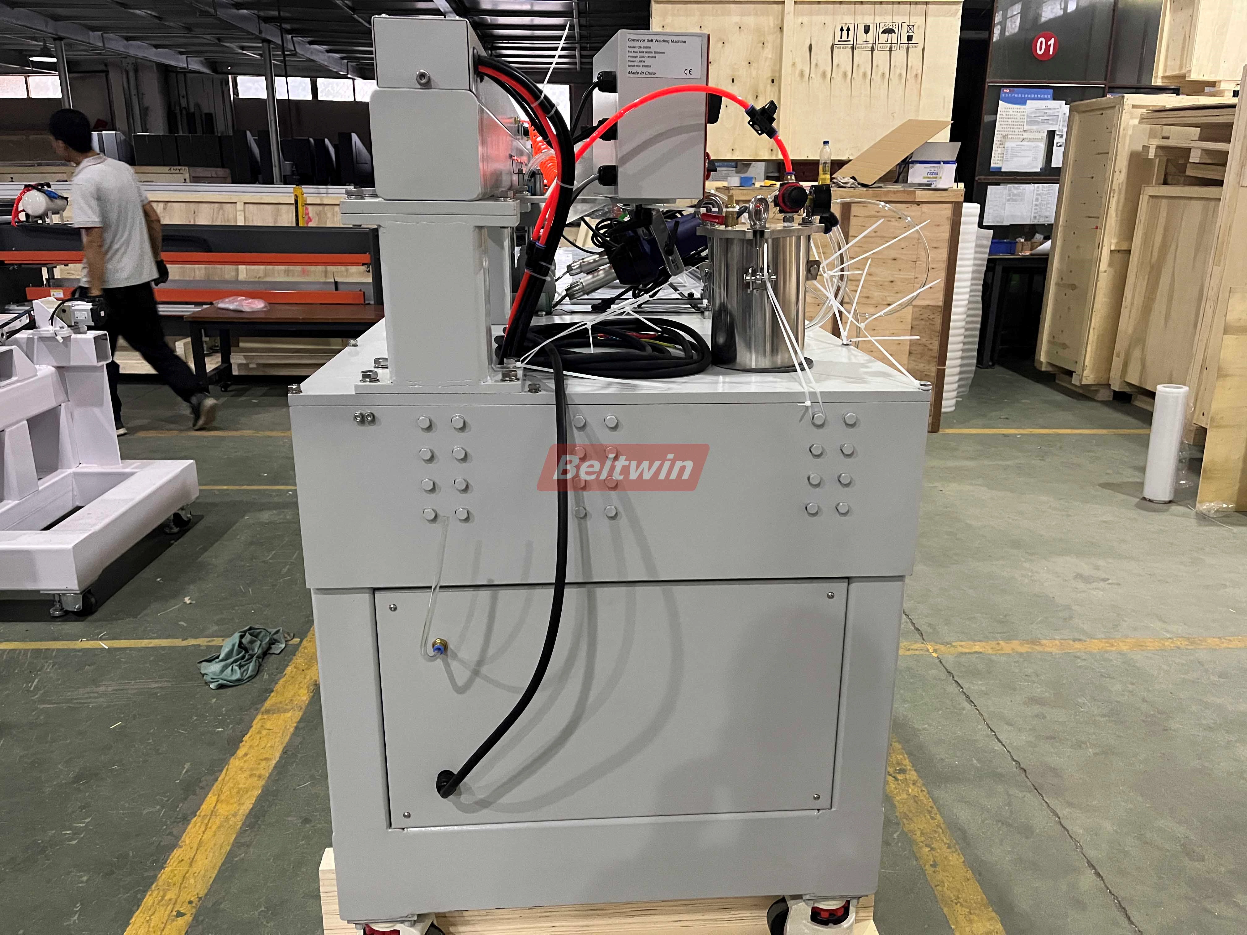 Machine de soudage de profilés longitudinaux QB1300H-2000H (version européenne)