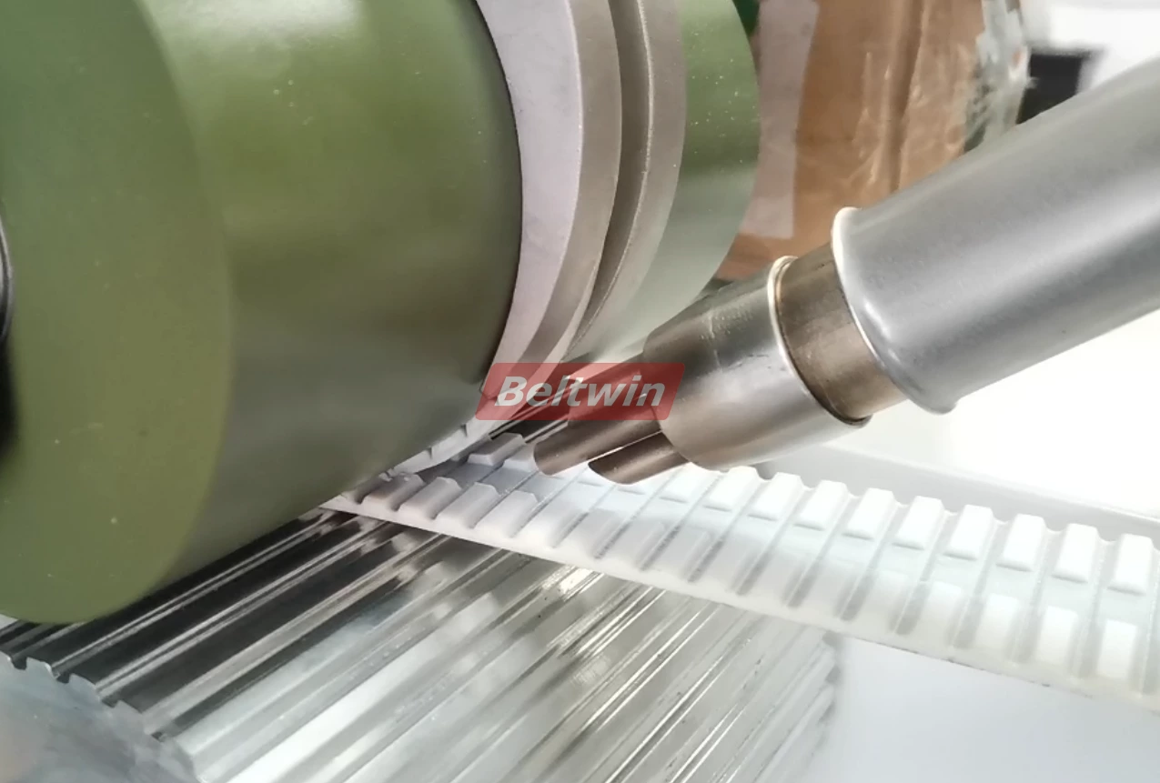 Machine de soudage de profilés longitudinaux QB1300H-2000H (version européenne)