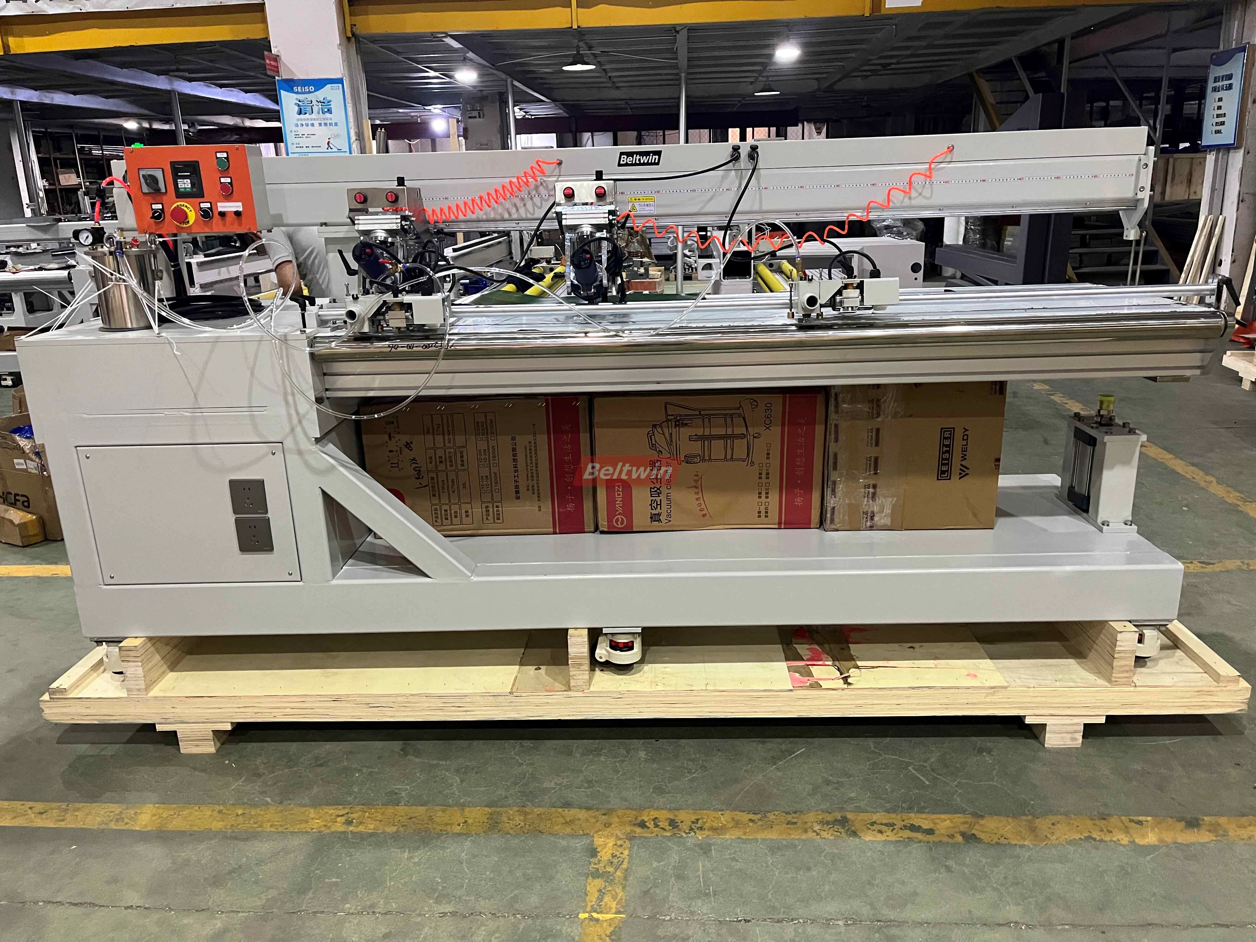 Machine de soudage de profilés longitudinaux QB1300H-2000H (version européenne)