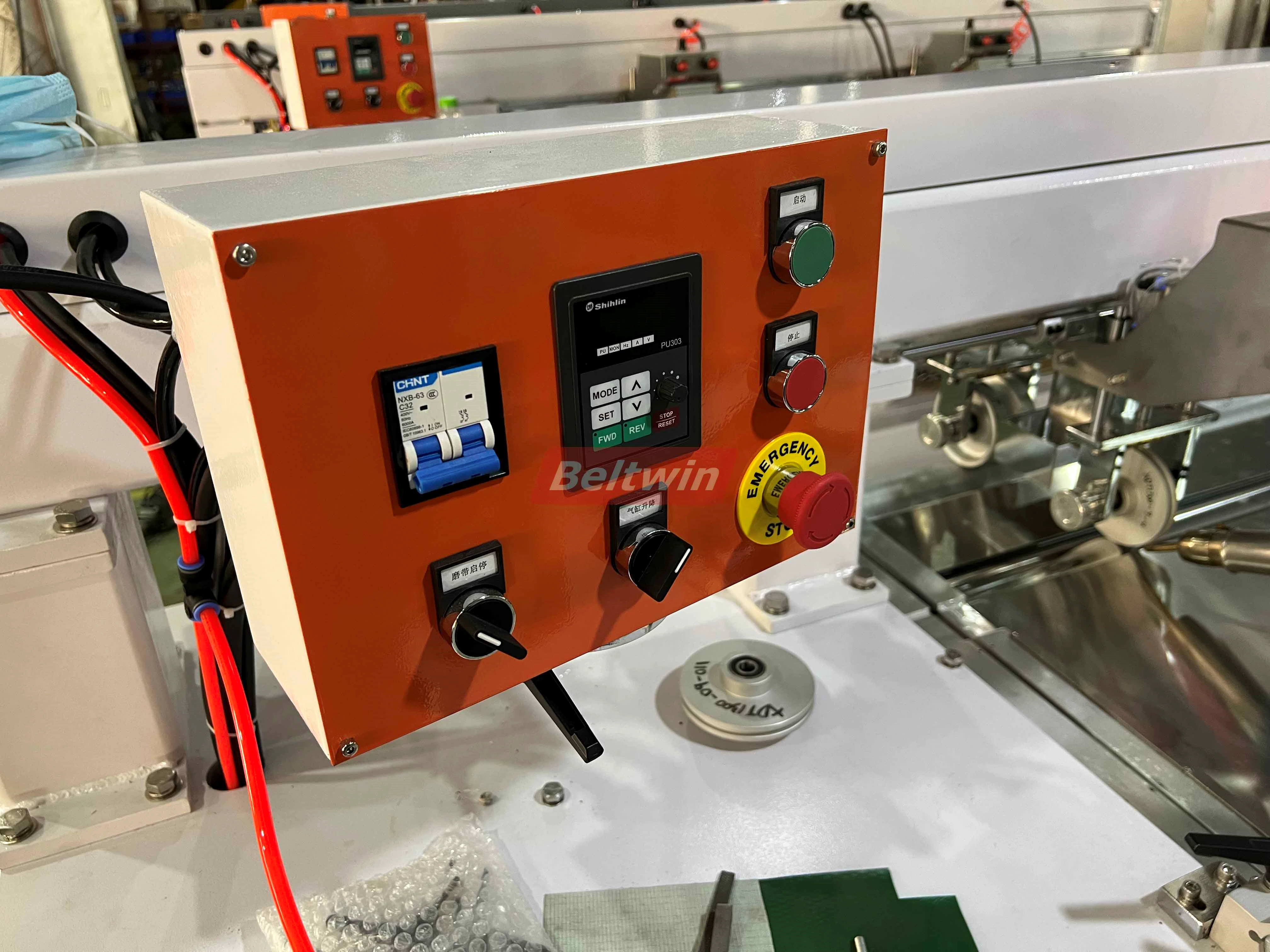 Machine de soudage de profilés longitudinaux QB1300H-2000H (version européenne)