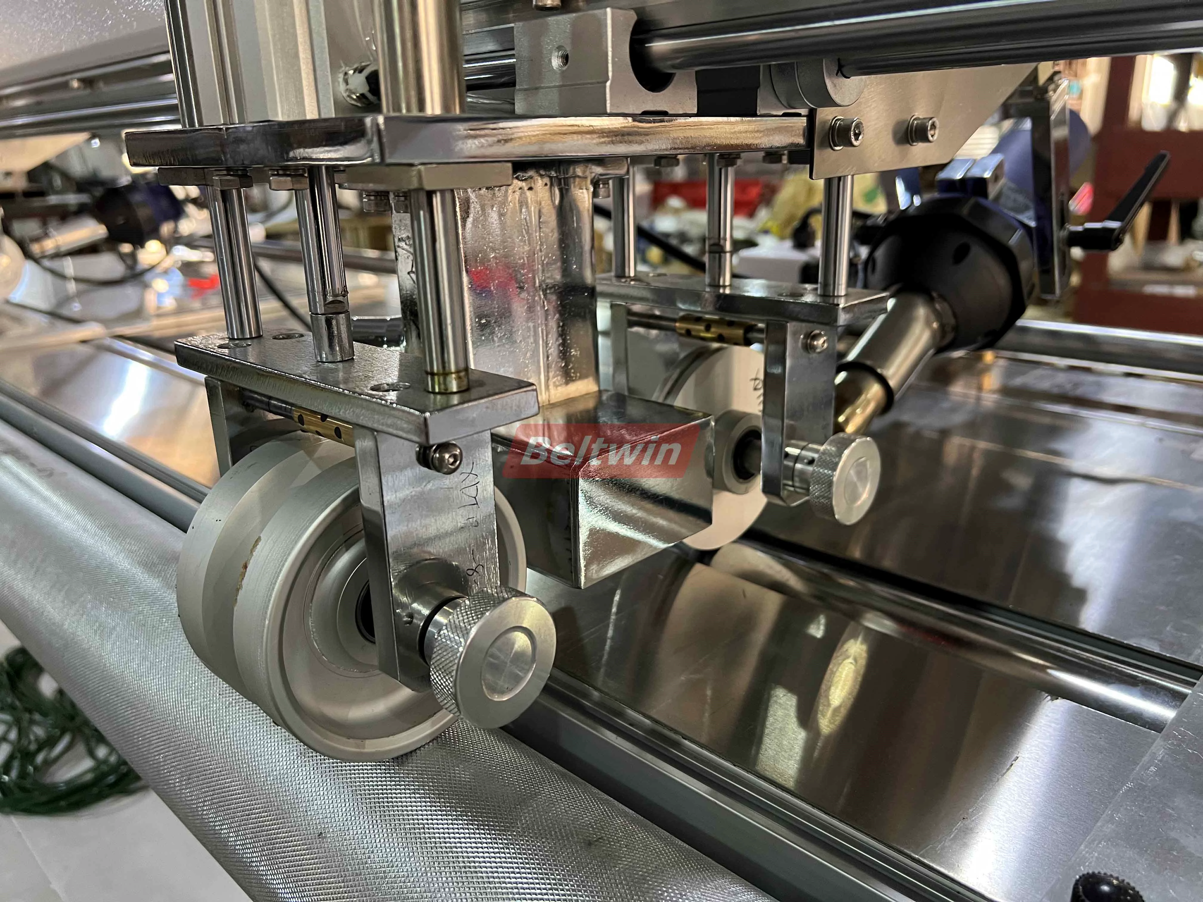 Machine de soudage de profilés longitudinaux QB1300H-2000H (version européenne)