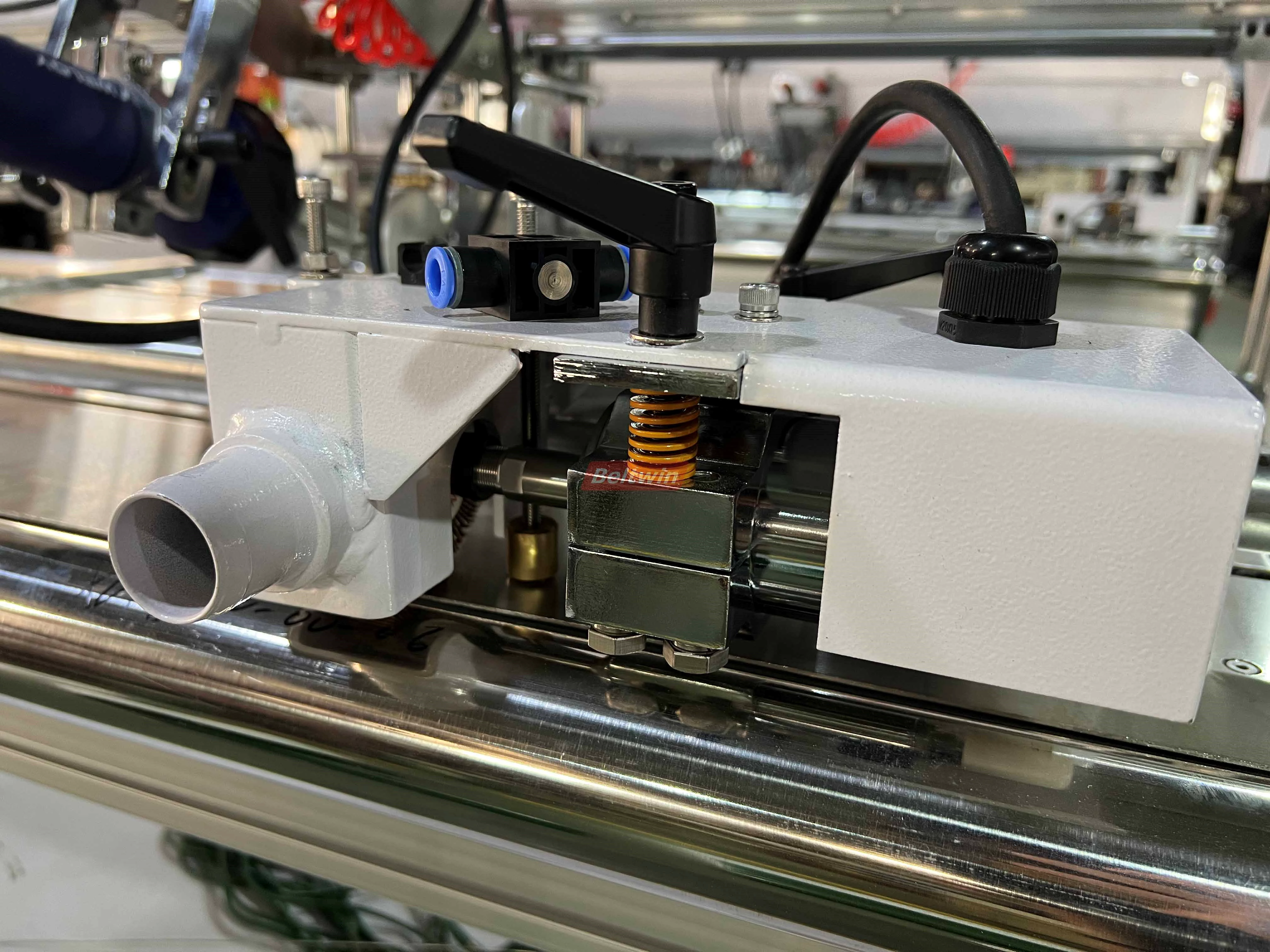 Machine de soudage de profilés longitudinaux QB1300H-2000H (version européenne)