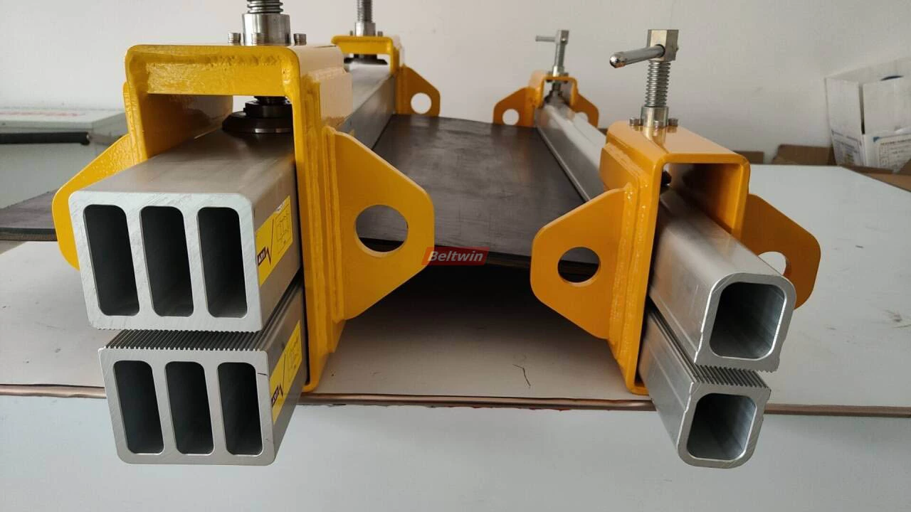 Pince de préhension à tête fixe pour bande transporteuse en caoutchouc