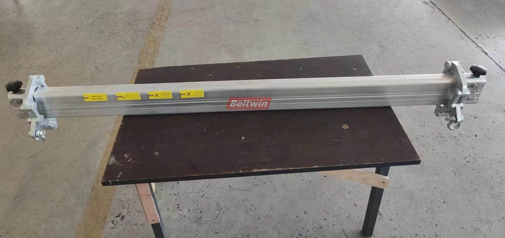 Pince de préhension à tête fixe pour bande transporteuse en caoutchouc