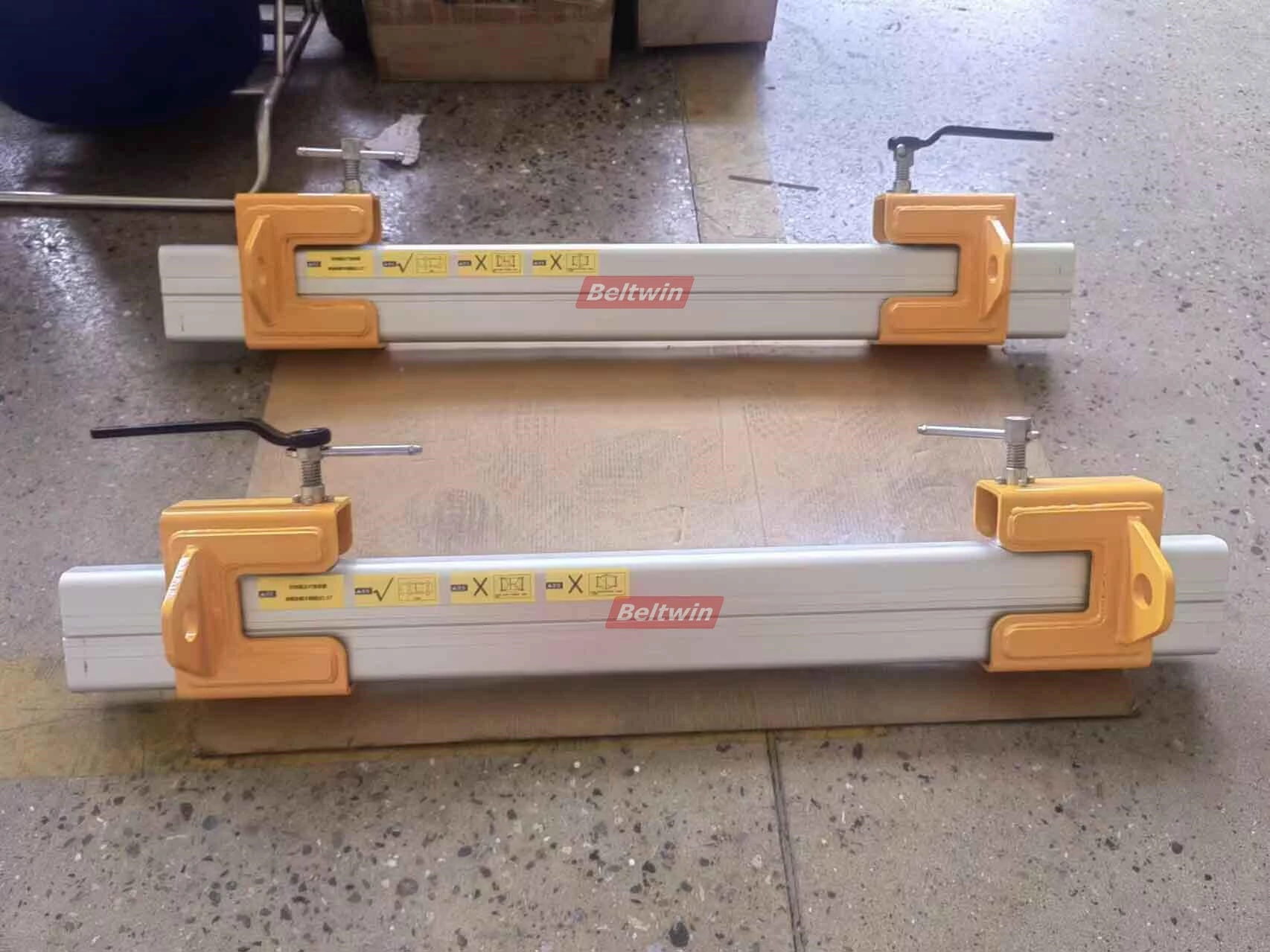 Pince de préhension à tête fixe pour bande transporteuse en caoutchouc