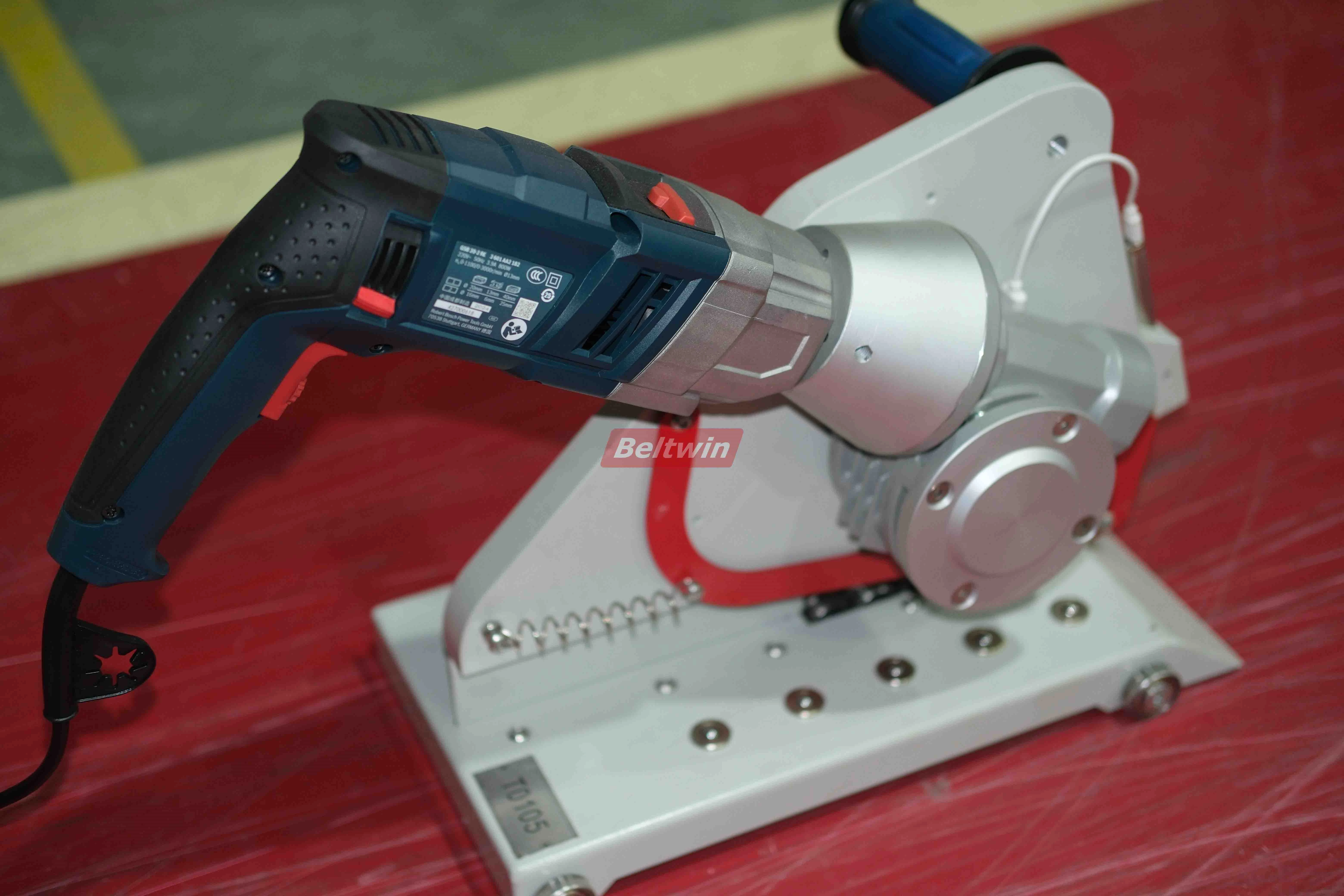 Coupeur portatif pour bande transporteuse en caoutchouc