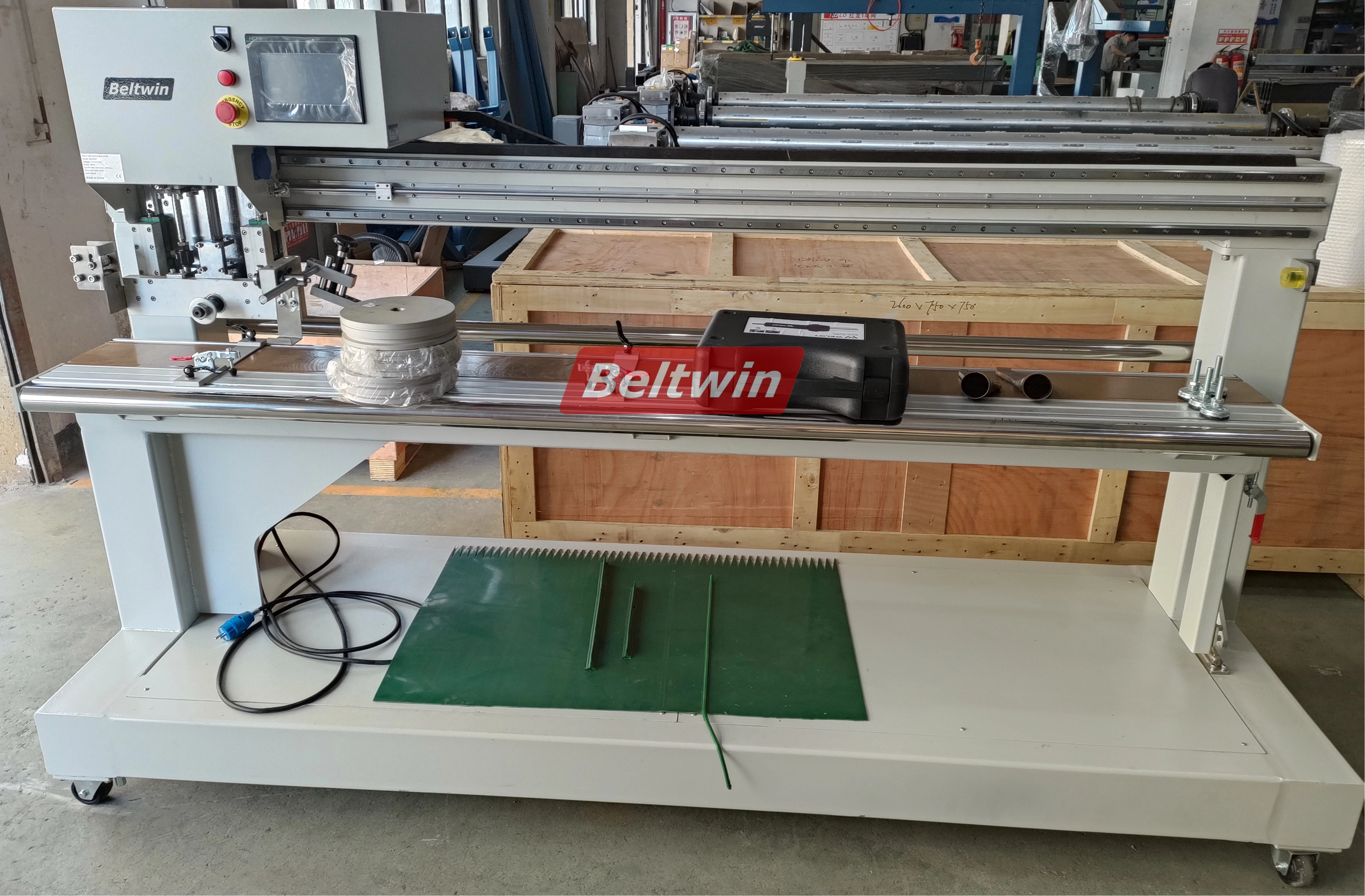 Machine de soudage à guidage transversal en V pour bandes transporteuses en PVC et PU